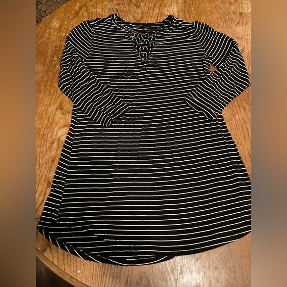👚(bundle 4 items w/👚for $16) Black and white pin striped top - Picture 3 of 6